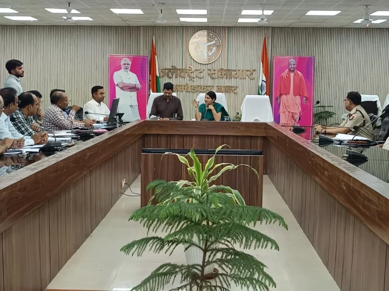 पचास लाख से अधिक विलंबित परियोजनाओं का डीएम ने की समीक्षा