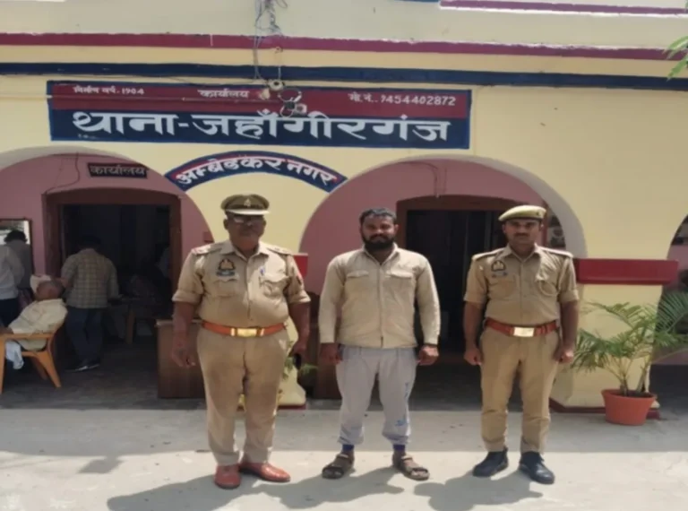 विभिन्न धाराओं में दर्ज मुकदमें में आरोपी को आजमगढ़ से पकड़ा