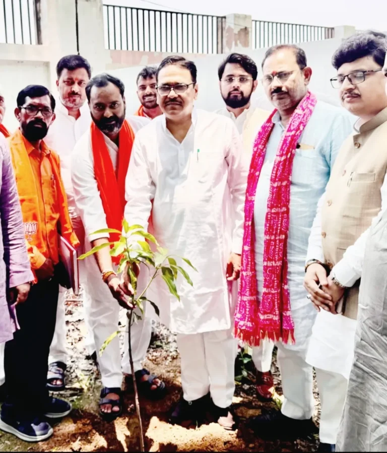 वृक्ष से मानव जीवन को बहुत लाभ मिलता है-दिलीप देव पटेल भाजपा जिलाध्यक्ष