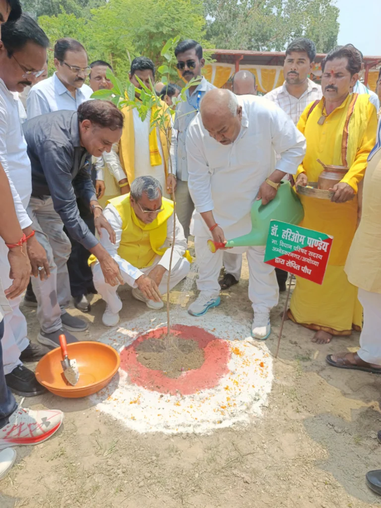 प्रभारी मंत्री द्वारा श्रवण धाम में वृक्षारोपण कर अभियान का किया गया शुभारंभ
