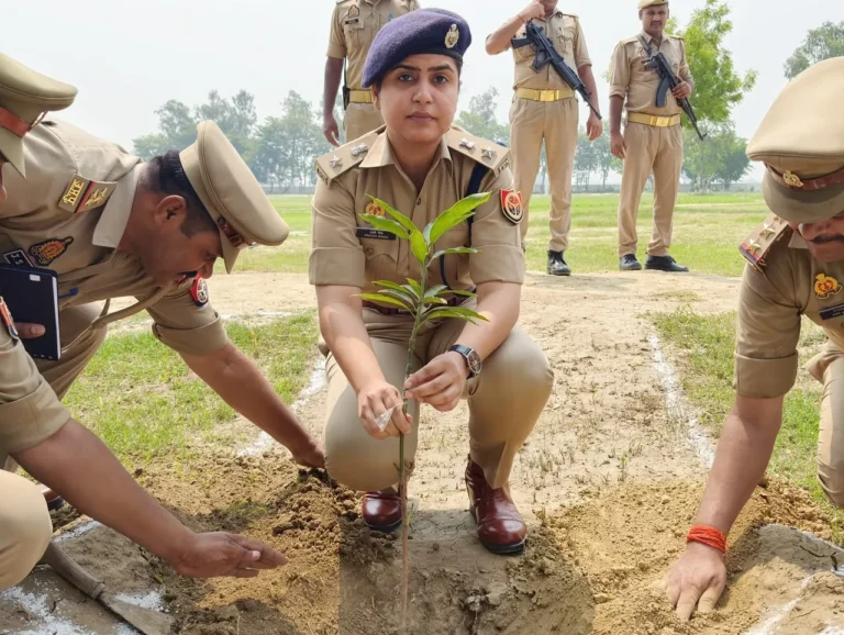 पुलिस अधीक्षक सुश्री प्राची सिंह ने पुलिस लाइन परिसर में किया वृक्षारोपण