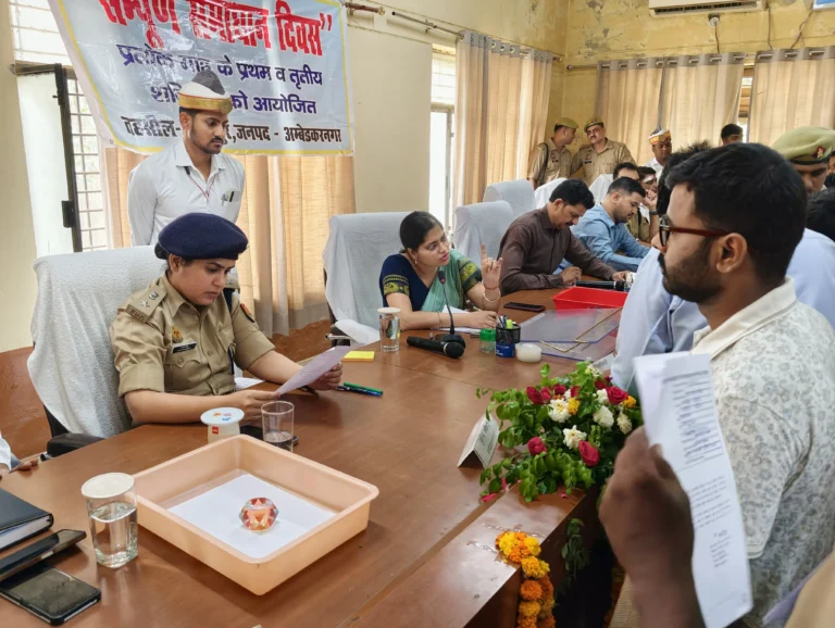 संपूर्ण समाधान दिवस में जिलाधिकारी श्रीमती ईशा प्रिया ने सुनीं जनसमस्याएं