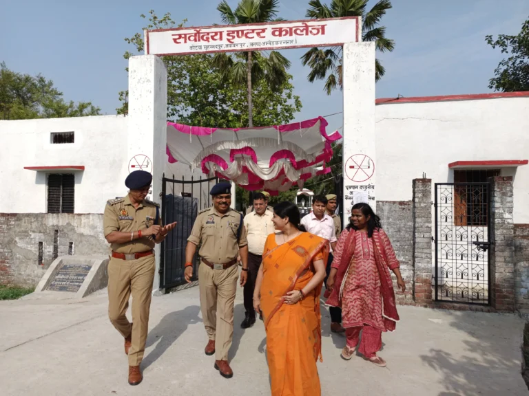उ0प्र0 पुलिस भर्ती परीक्षा की व्यवस्थाओं का जिलाधिकारी ने किया औचक निरीक्षण