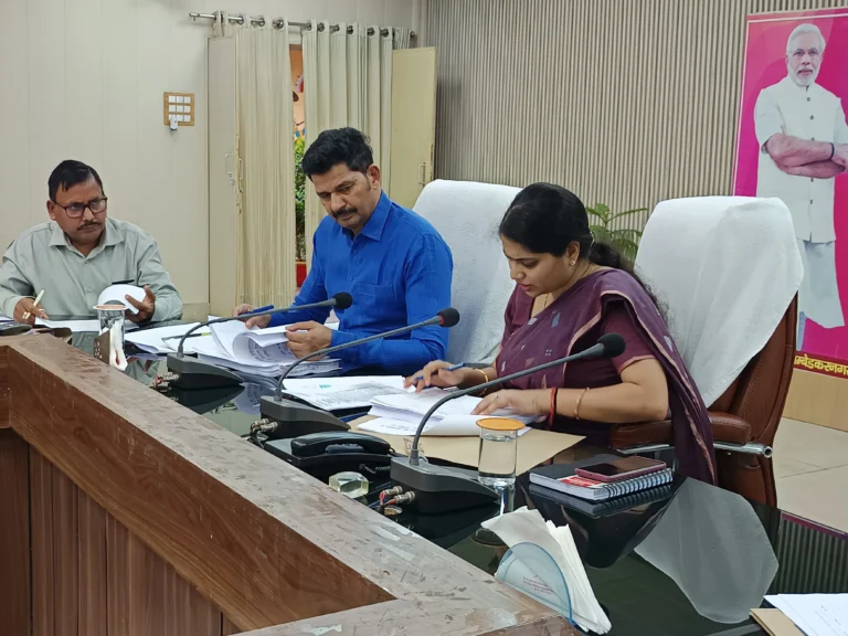जिलाधिकारी ने ऑडिट आपत्तियों एवं विशेष ऑडिट प्रकरणों की समीक्षा कर दिए त्वरित निस्तारण के निर्देश