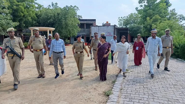 उ0प्र0 पुलिस भर्ती परीक्षा-2025 की व्यवस्थाओं का जिलाधिकारी एवं पुलिस अधीक्षक ने किया औचक निरीक्षण