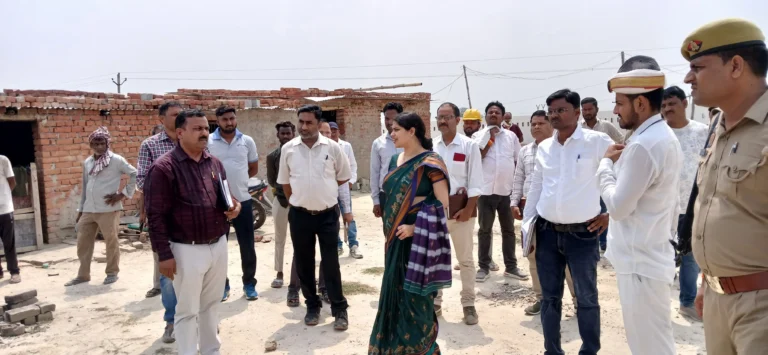 निर्माणाधीन मुख्यमंत्री कंपोजिट विद्यालय नरहरपुर का जिलाधिकारी ने किया निरीक्षण