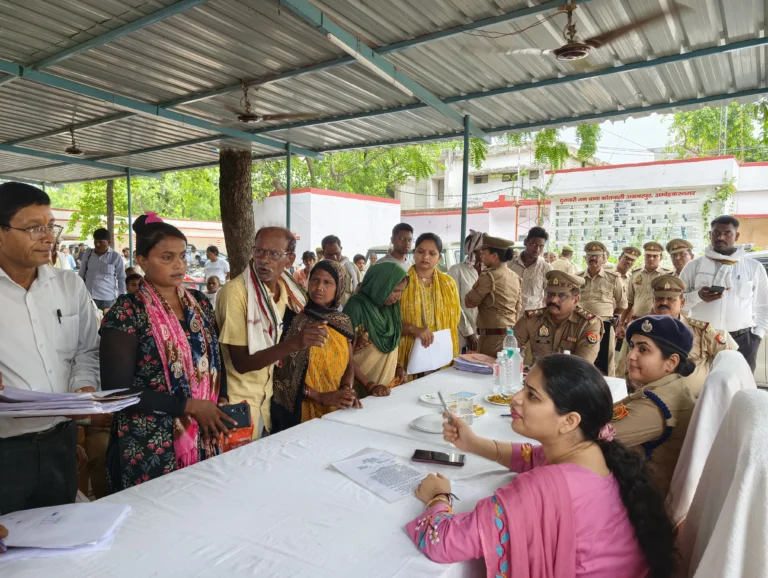 सम्पूर्ण समाधान दिवस में डीएम एसपी ने अकबरपुर कोतवाली में सुनी जनसमस्याएं