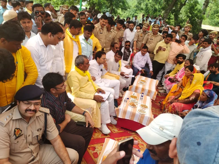प्रभारी मंत्री ने अग्निकांड प्रभावित परिवारों से की मुलाकात, प्रदान की आर्थिक सहायता
