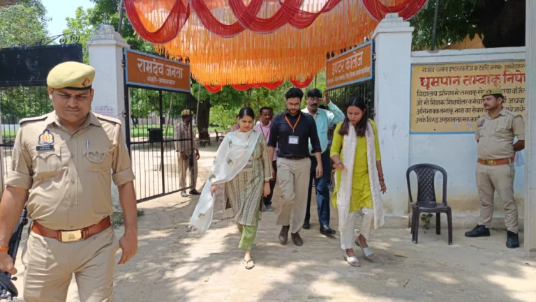 प्रवक्ता परीक्षा को लेकर विभिन्न परीक्षा केन्द्रों का जिलाधिकारी ने किया औचक निरीक्षण