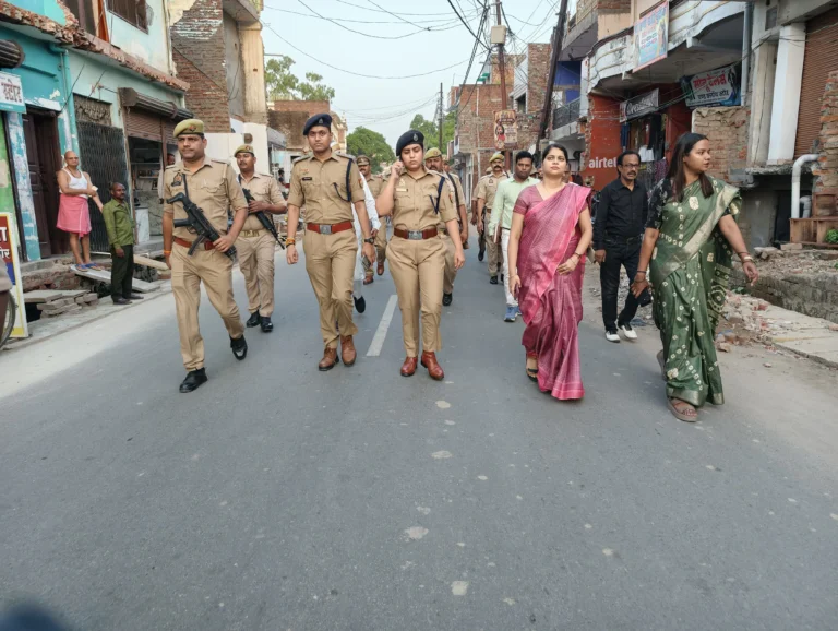 आगामी त्योहारों के दृष्टिगत डीएम एवं एसपी ने किया फ्लैग मार्च, दिया सुरक्षा का संदेश