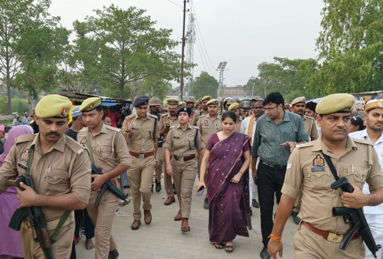 मोहर्रम के दृष्टिगत डीएम व एसपी ने अशरफपुर किछौछा में किया फ्लैग मार्च, शांति एवं सौहार्द बनाए रखने की अपील