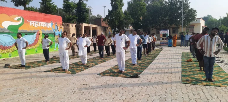 योग सप्ताह के तृतीय दिवस शिवबाबा धाम में हुआ सामूहिक योगाभ्यास, स्वस्थ जीवन के लिए योग अपनाने का किया गया आह्वान