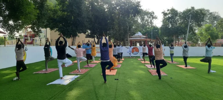विकासखंड कटेहरी के श्रवण धाम में आयोजित हुआ बृहद योग शिविर
