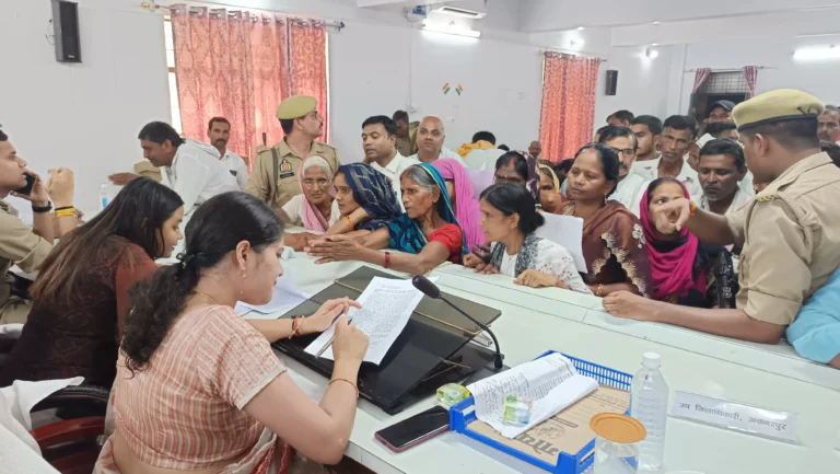 संपूर्ण समाधान दिवस में जिलाधिकारी श्रीमती ईशा प्रिया ने सुनीं जनसमस्याएं