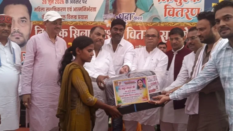 प्रभावती कैलाश चैरिटेबल ट्रस्ट ने गरीब महिलाओं को वितरित किया सिलाई मशीन