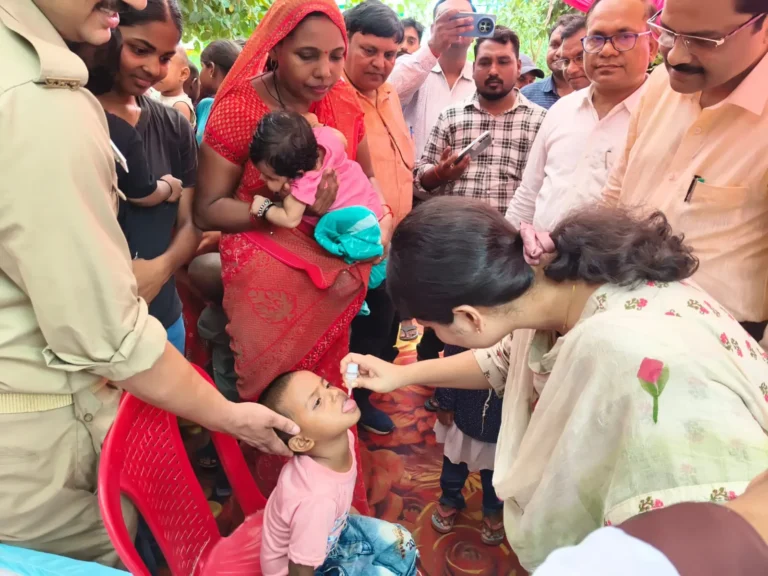 जिलाधिकारी श्रीमती ईशा प्रिया ने बच्चों को पोलियो की दो बूंद पिलाकर राष्ट्रीय पल्स पोलियो अभियान का किया शुभारंभ