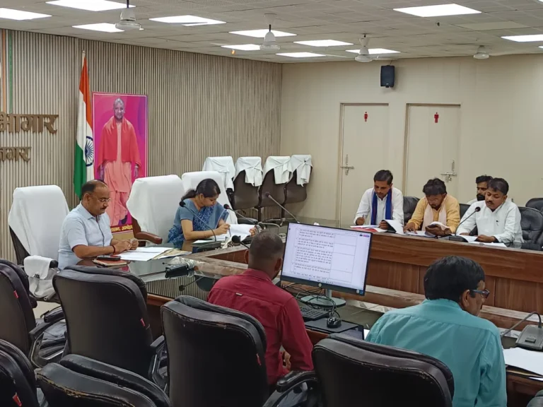 राजनीतिक दलों के प्रतिनिधियों के साथ मतदेय स्थलों के संभाजन के संबंध में जिलाधिकारी ने की बैठक