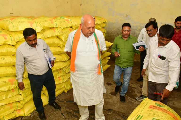 कृषि मंत्री सूर्य प्रताप शाही ने साधन सहकारी समिति औरंग नगर का किया निरीक्षण