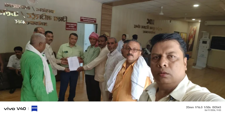 दस्तावेज लेखकों ने जिलाधिकारी ईशा प्रिया को दिया ज्ञापन