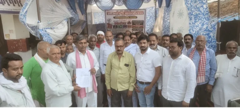 दस्तावेज लेखक स्टांप वेंडर अधिवक्ता तीसरे दिन धरने पर बैठे हड़ताल जारी