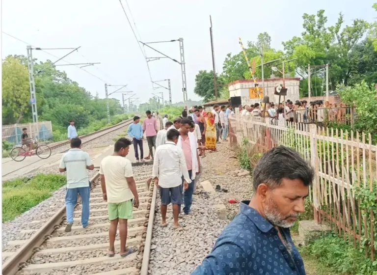 फाटक पार करते समय वंदे भारत से टकराया,घायल
