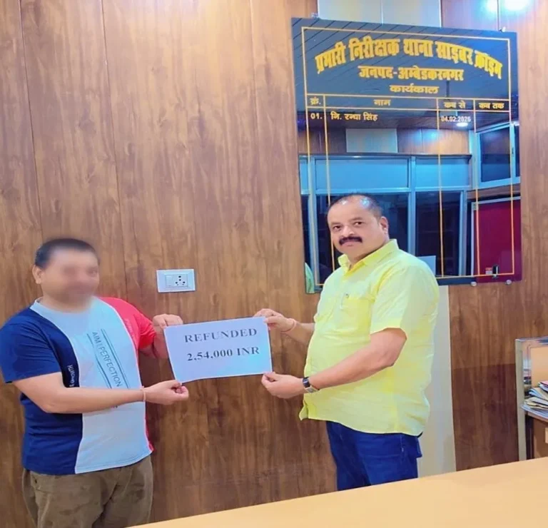 साइबर क्राइम पुलिस द्वारा पीड़ित के वापस कराए दो लाख चौउवन हजार रुपये