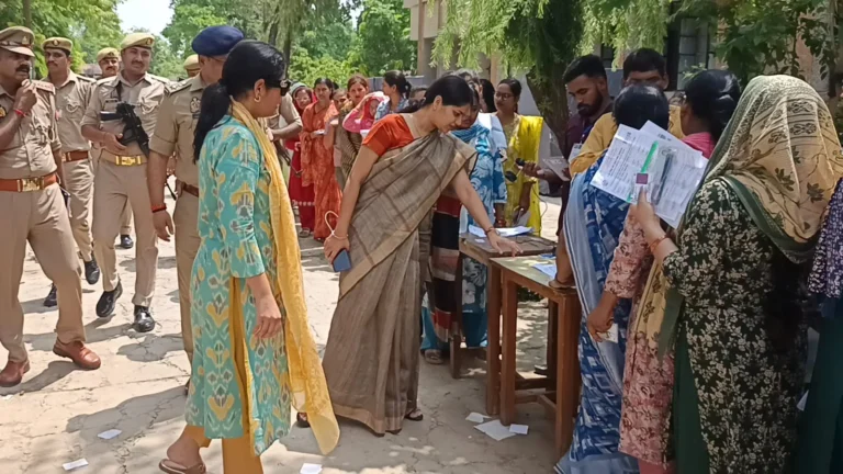 जिलाधिकारी एवं पुलिस अधीक्षक ने किया परीक्षा केंद्रों का किया औचक निरीक्षण