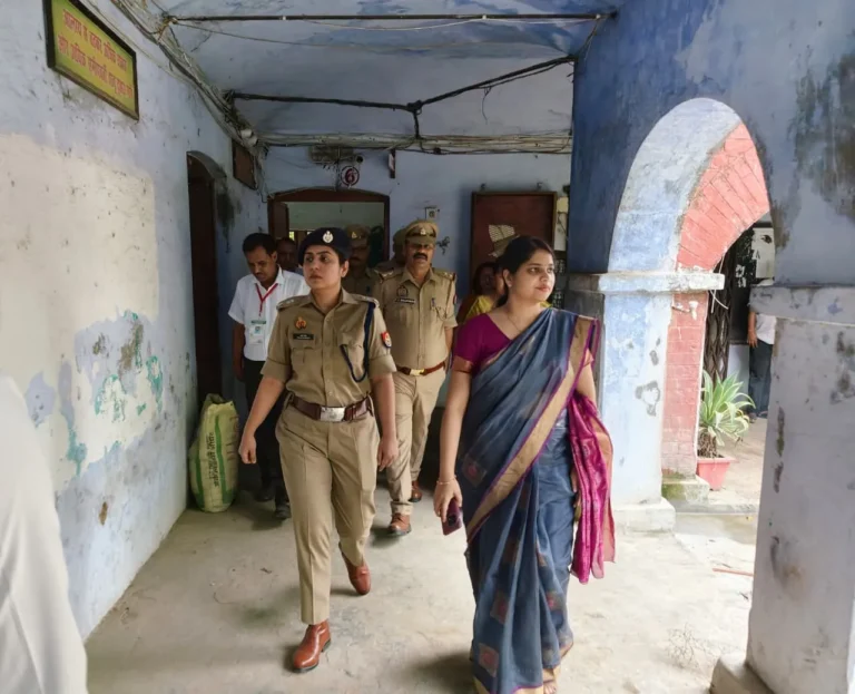 जिलाधिकारी एवं पुलिस अधीक्षक ने UPTET परीक्षा केंद्रों का किया औचक निरीक्षण