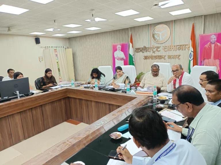 मतदेय स्थलों के संभाजन के संबंध में जनप्रतिनिधियों व के साथ जिला निर्वाचन अधिकारी ने की बैठक