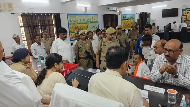 “संपूर्ण समाधान दिवस पर जिलाधिकारी ने तहसील भीटी में सुनीं जनसमस्याएं