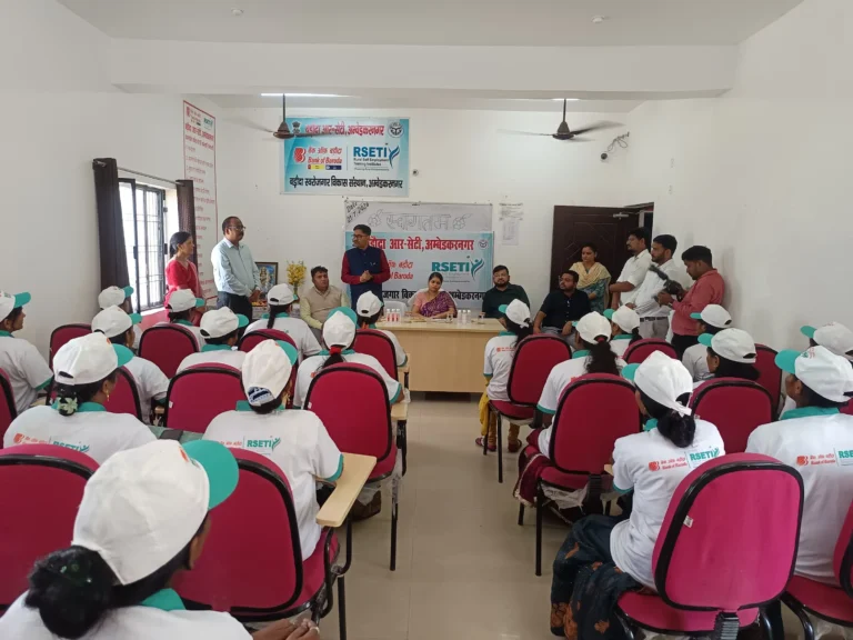 जिलाधिकारी ने आरसेटी में बीसी सखी प्रशिक्षुओं को वितरित किए प्रमाणपत्र, पौधारोपण कर प्रशिक्षण कार्यक्रमों की सराहना