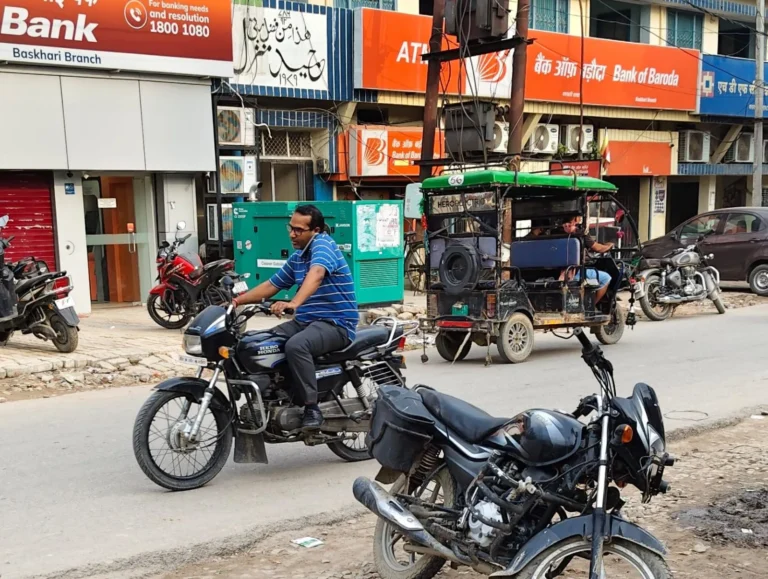 बिना हेलमेट, मोबाइल पर बात करते हुए वाहन चलाते शाखा प्रबंधक