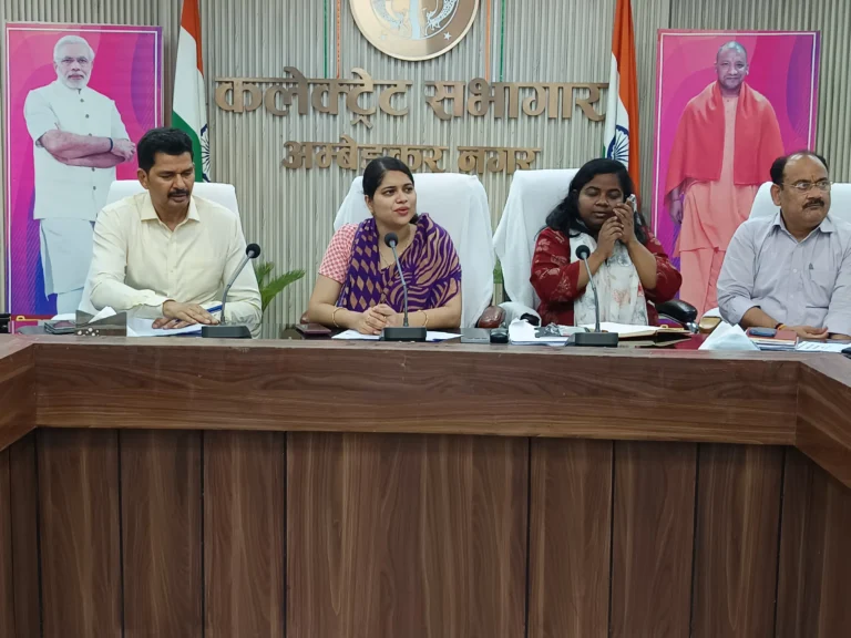 सीएम डैशबोर्ड पर विकास कार्यों एवं राजस्व कार्यों की जिलाधिकारी ने की समीक्षा की