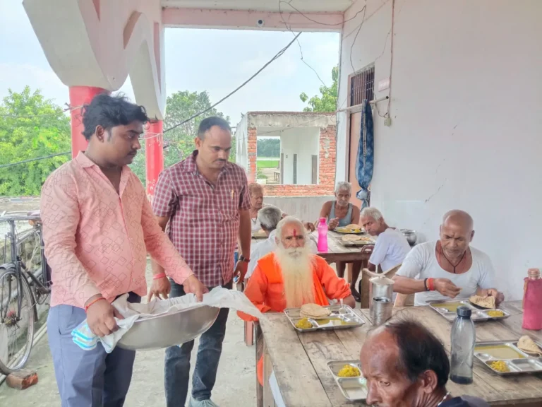 वृद्धाश्रम में समाज सेवियों ने बुजुर्गों को कराया पौष्टिक भोजन,लिया आशीर्वाद