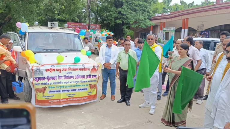 प्रभारी मंत्री ने दिखाई टीकाकरण वाहनों को हरी झंडी, घर-घर पहुंचेंगी 21 टीमें