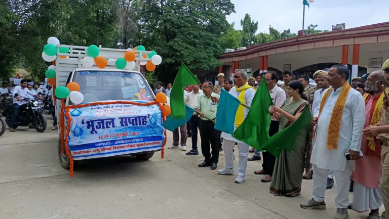 प्रभारी मंत्री ओम प्रकाश राजभर ने भूगर्भ जल जागरूकता वाहन रैली को दिखाई हरी झंडी, जल संरक्षण का दिया जनसंदेश