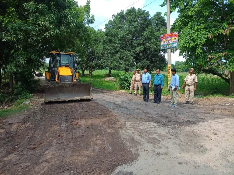 डीएम के निर्देश पर एसडीएम एवं बीडीओ की त्वरित कार्रवाई, जलभराव हटाकर क्षतिग्रस्त मार्ग कराया दुरुस्त