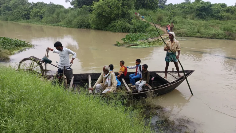 ग्रामीणों की सुविधा हेतु जिलाधिकारी के निर्देश पर टौंस नदी पर तत्काल नाव की व्यवस्था, आवागमन हुआ सुगम