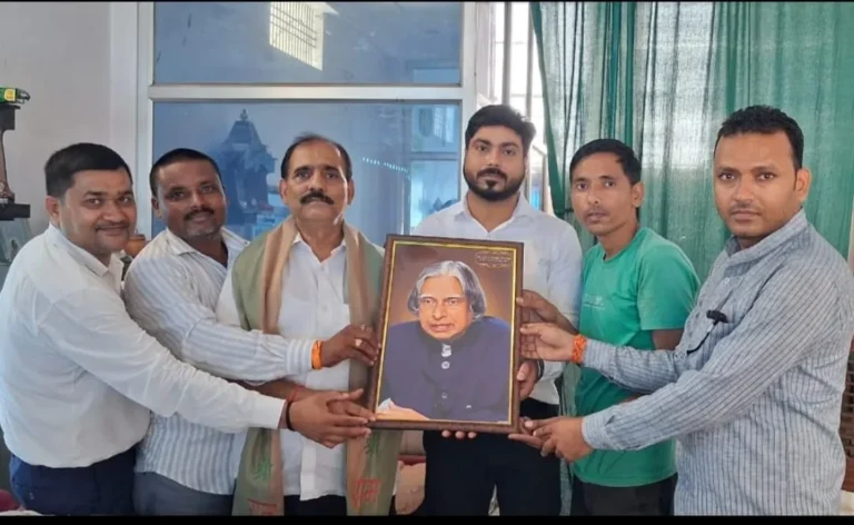 चिकित्सा एवं समाज सेवा के क्षेत्र में उत्कृष्ट कार्य करने पर सम्मानित