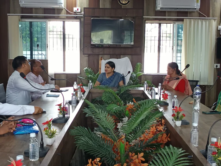 जिलाधिकारी ने वड्डूपुर में एनटीपीसी बॉटम ऐश से निर्मित जैविक खाद का किया निरीक्षण