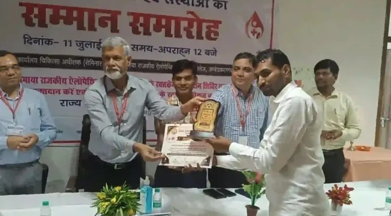 रक्तदान सेवा में उत्कृष्ट योगदान के लिए नव्या ग्रीन फाउंडेशन के अध्यक्ष को महामाया एलोपैथिक मेडिकल कॉलेज के प्राचार्य ने किया सम्मानित