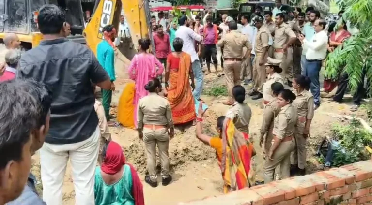 अकबरपुर नगर पालिका पर दीवाल गिराने का महिलाओं ने लगाया आरोप