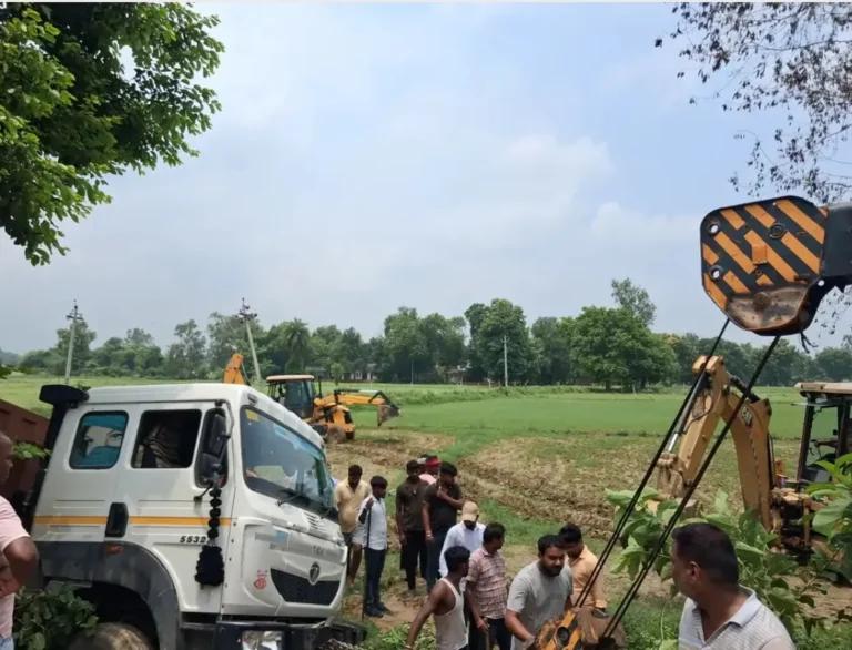 हादसा:अनियंत्रित ट्रेलर सड़क किनारे खाई में पलटा, कोई हताहत नहीं