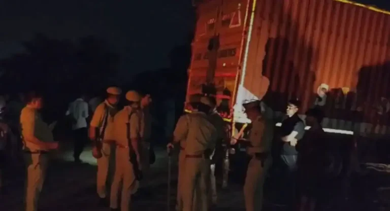 उत्तर प्रदेश में भीषण सड़क हादसा: खड़ी रोडवेज बस में पीछे से घुसा कैंटर, 5 यात्रियों की मौत