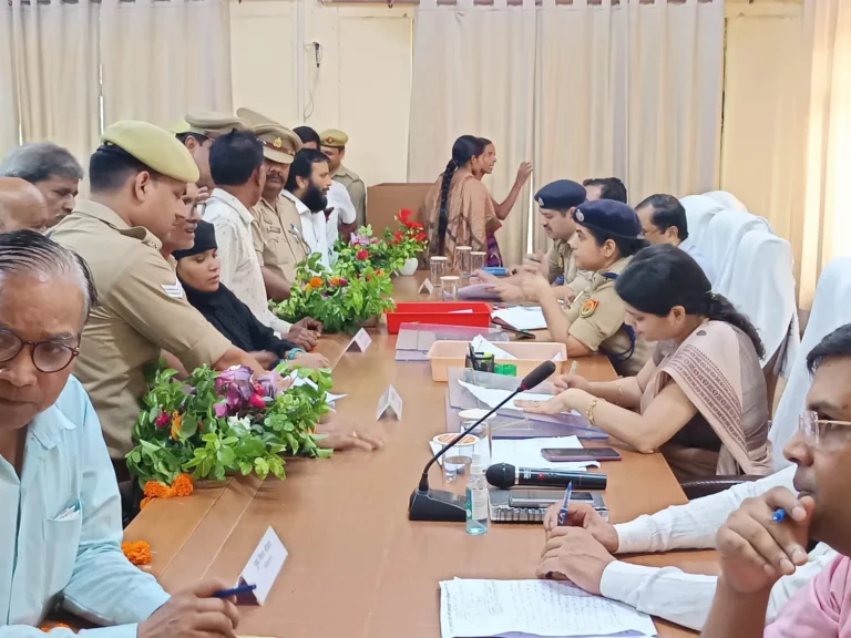 जिलाधिकारी की अध्यक्षता में आलापुर में सम्पन्न हुआ सम्पूर्ण समाधान दिवस