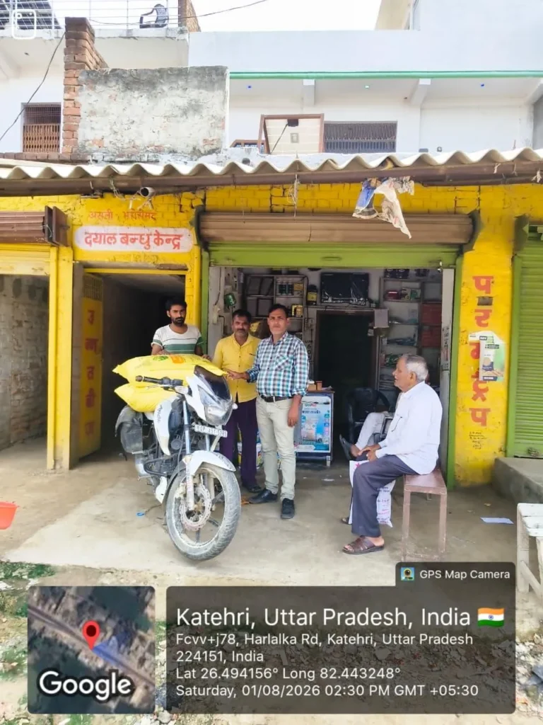 अंबेडकर नगर: यूरिया-फास्फेटिक उर्वरकों की पर्याप्त उपलब्धता, निर्धारित सरकारी दर पर किसानों को मिल रही खाद