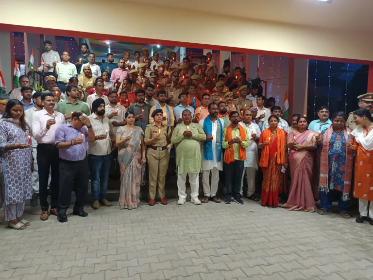 डीएम की अगुवाई में विभाजन विभीषिका स्मृति दिवस पर निकाला गया कैंडल मार्च