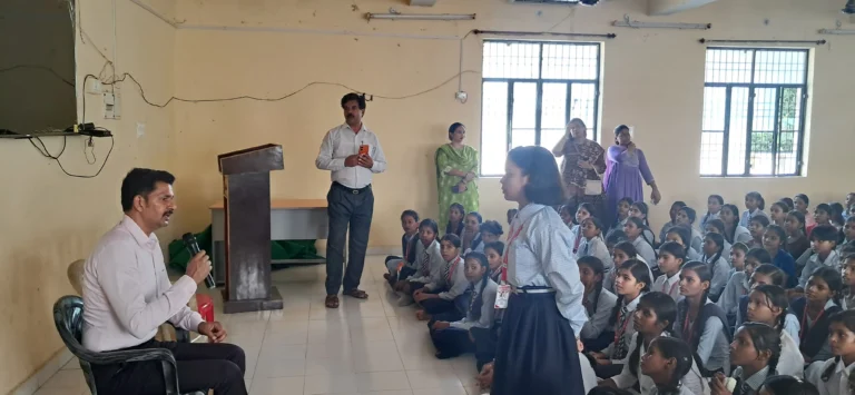 मुख्य विकास अधिकारी ने किया आश्रम पद्धति विद्यालय में बच्चों से संवाद