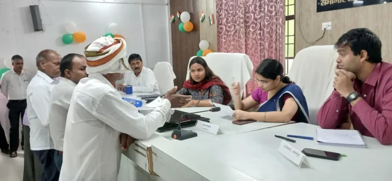 संपूर्ण समाधान दिवस में जिलाधिकारी ने सुनीं जनसामान्य की समस्याएं