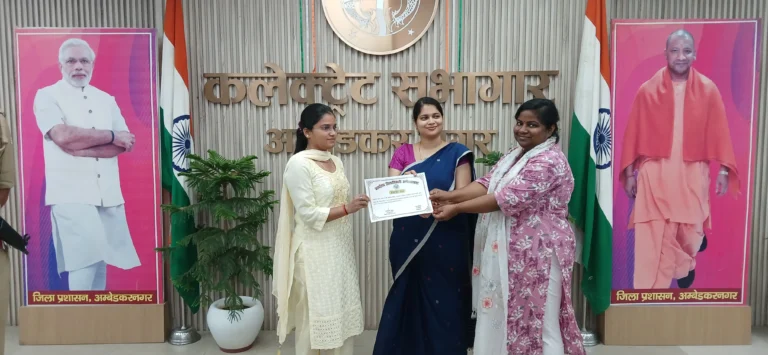 उत्कृष्ट कार्य करने वाले अधिकारियों एवं कर्मचारियों को जिलाधिकारी ने प्रशस्ति पत्र देकर किया सम्मानित